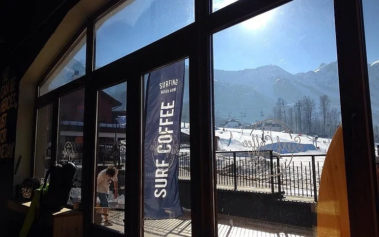 Кофейня Surf Coffee™ 1100 м, фото 2 - круглогодичный курорт «Роза Хутор»